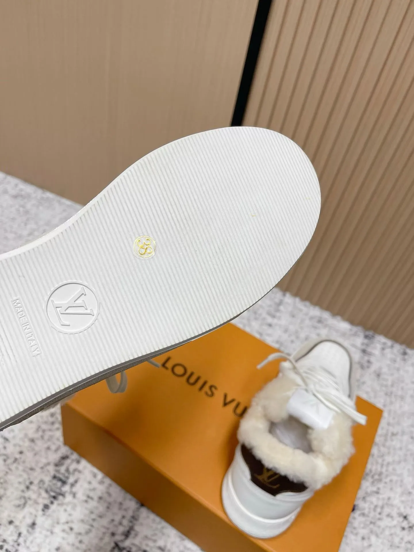 Men's shoes pP700! Top version Louis Vuiton Louis Vuitton sneakers casual shoes wool style‼ ️ LV Trainer sneakers are a classic idea inspired by retro basketball shoes by designer Virgil Abloh. This time, they are spliced ​​with smooth cow leather and Monogram embossed grained cow leather, and are embellished with Monogram flowers on the rubber outsole, reflecting a striking jump in one color! Fabric: Original imported first-layer cowhide Lining: Warm wool lining Bottom thickness: about 3cm Size: 35-41